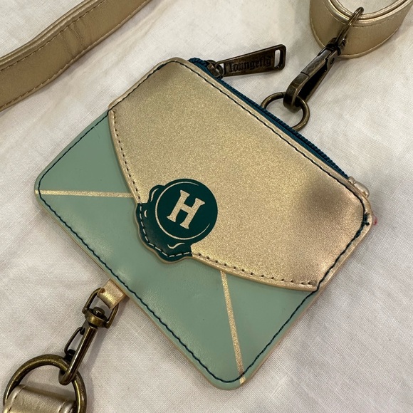 Harry Potter Hogwarts Castle Loungefly Purse - excellent condition - Picture 4 of 8